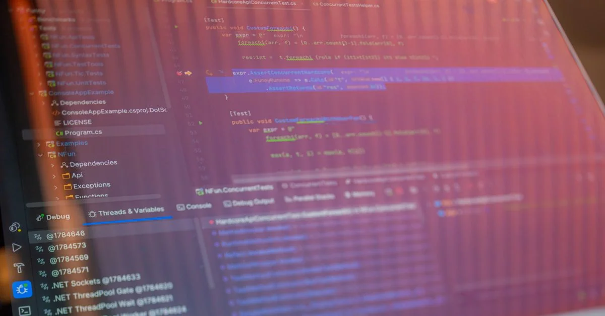 Vue rapprochée d'un écran d'ordinateur affichant du code de programmation avec des reflets visibles.